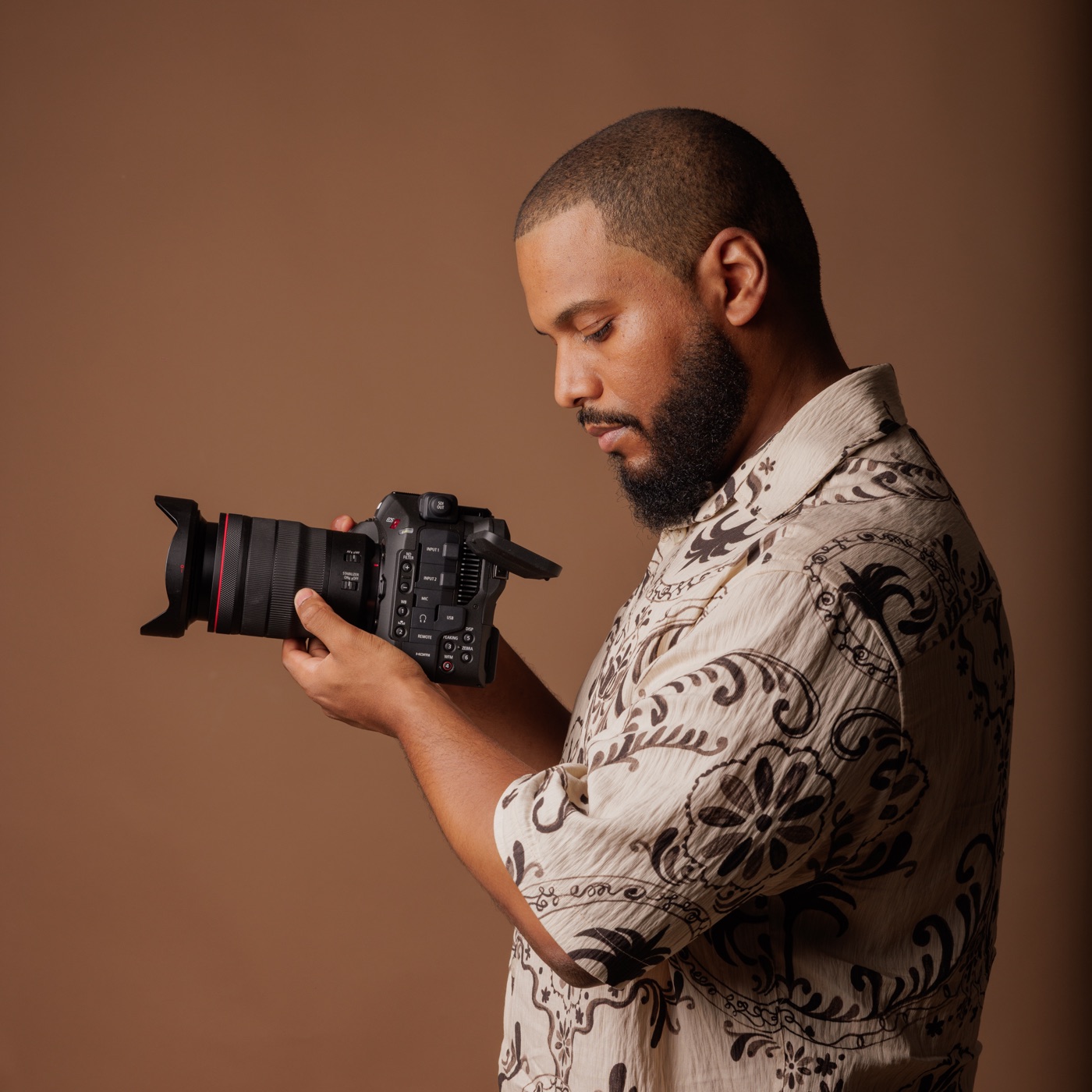 Mounir Hansali, photographe et vidéaste de mariage, appareil photo à la main